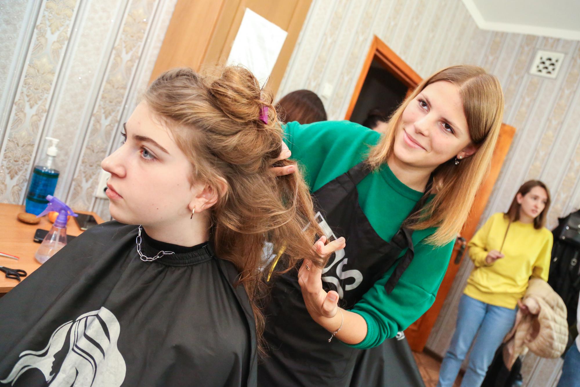 "Сергій цибульку наріже краще багатьох шеф-кухарів". Як в ліцеї у Борзні знедолених дітей вчать готувати і стригти (фото)